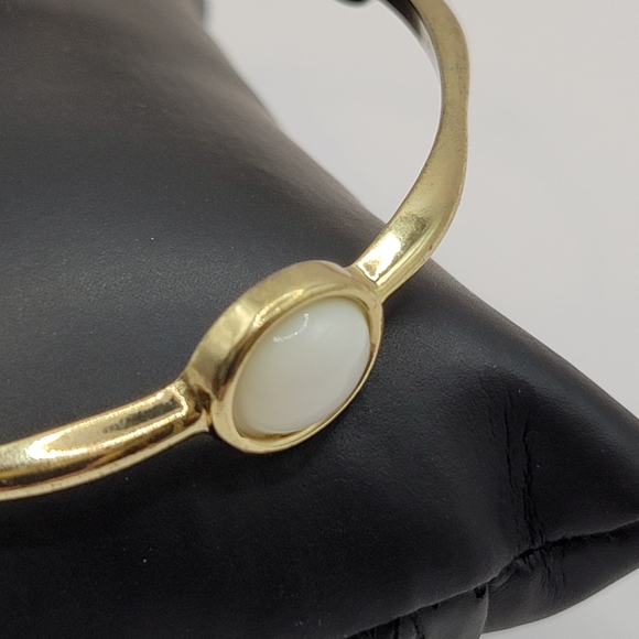 Dainty Goldtone minimalist bangle with black and white faux  cabachons - Picture 4 of 11